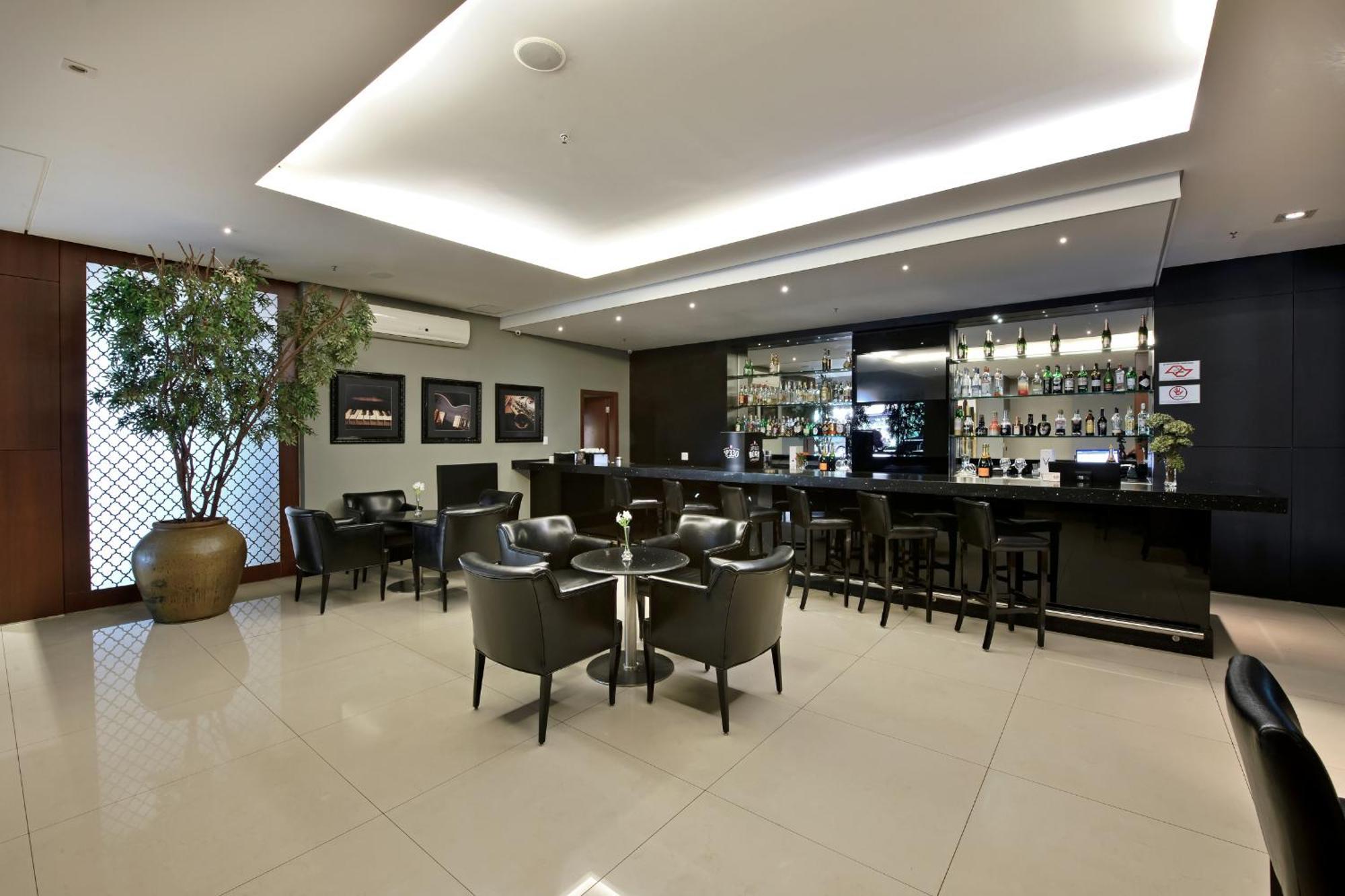 Hotel Mont Blanc Premium 리베이라오프레토 외부 사진 The bar at the hotel