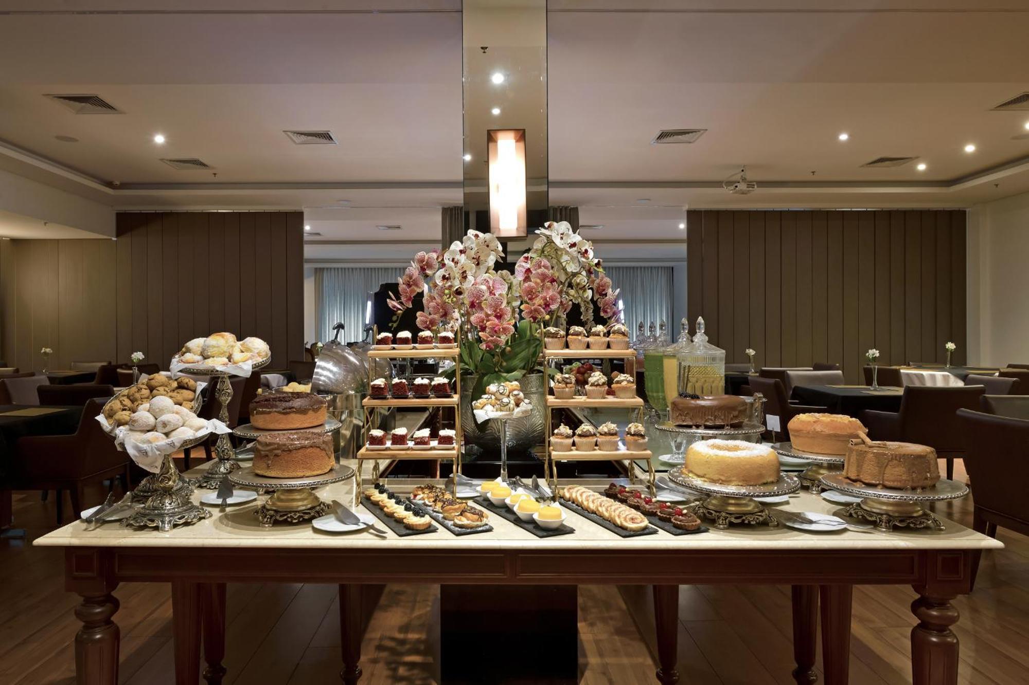 Hotel Mont Blanc Premium 리베이라오프레토 외부 사진 A dessert buffet