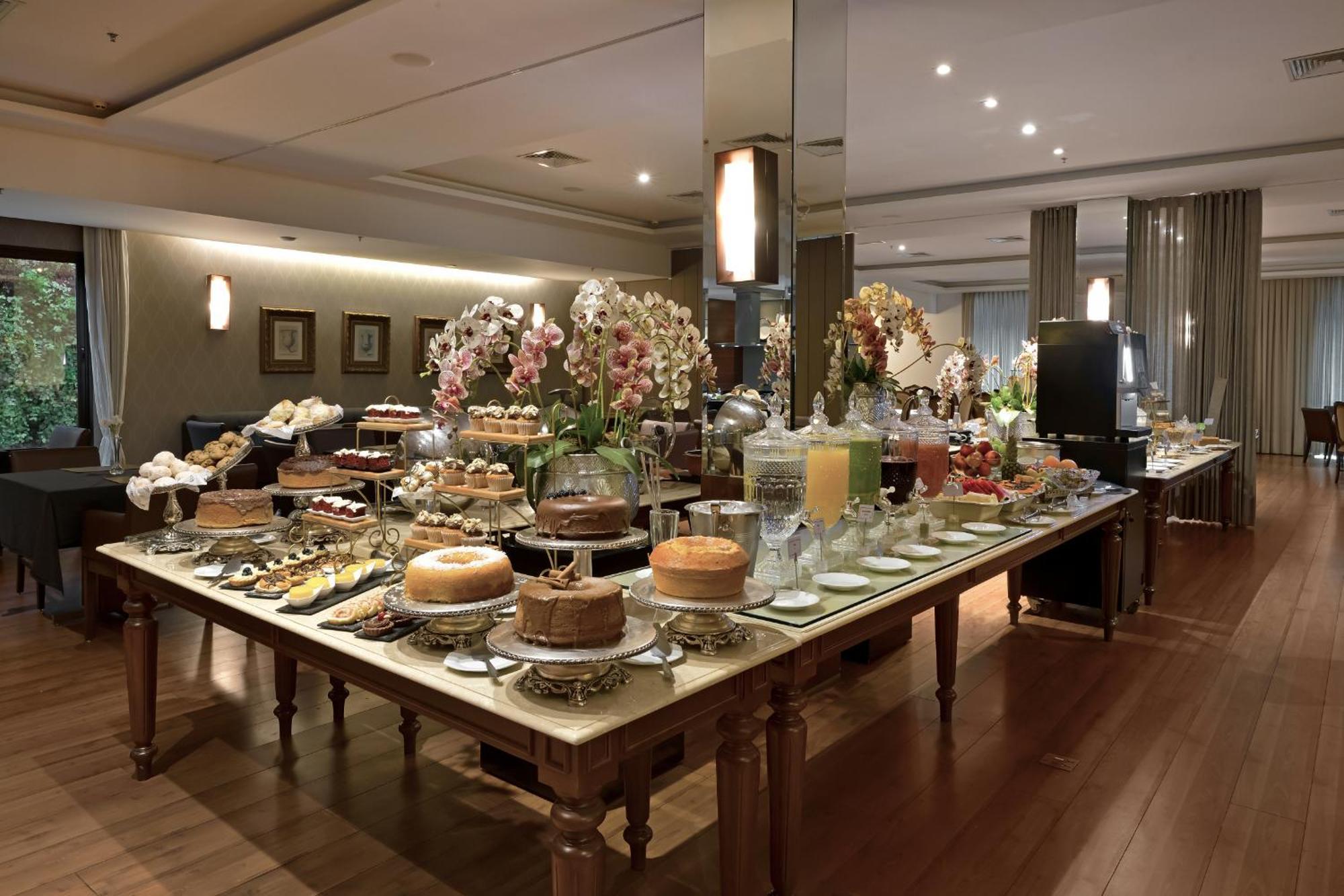 Hotel Mont Blanc Premium 리베이라오프레토 외부 사진 A dessert buffet