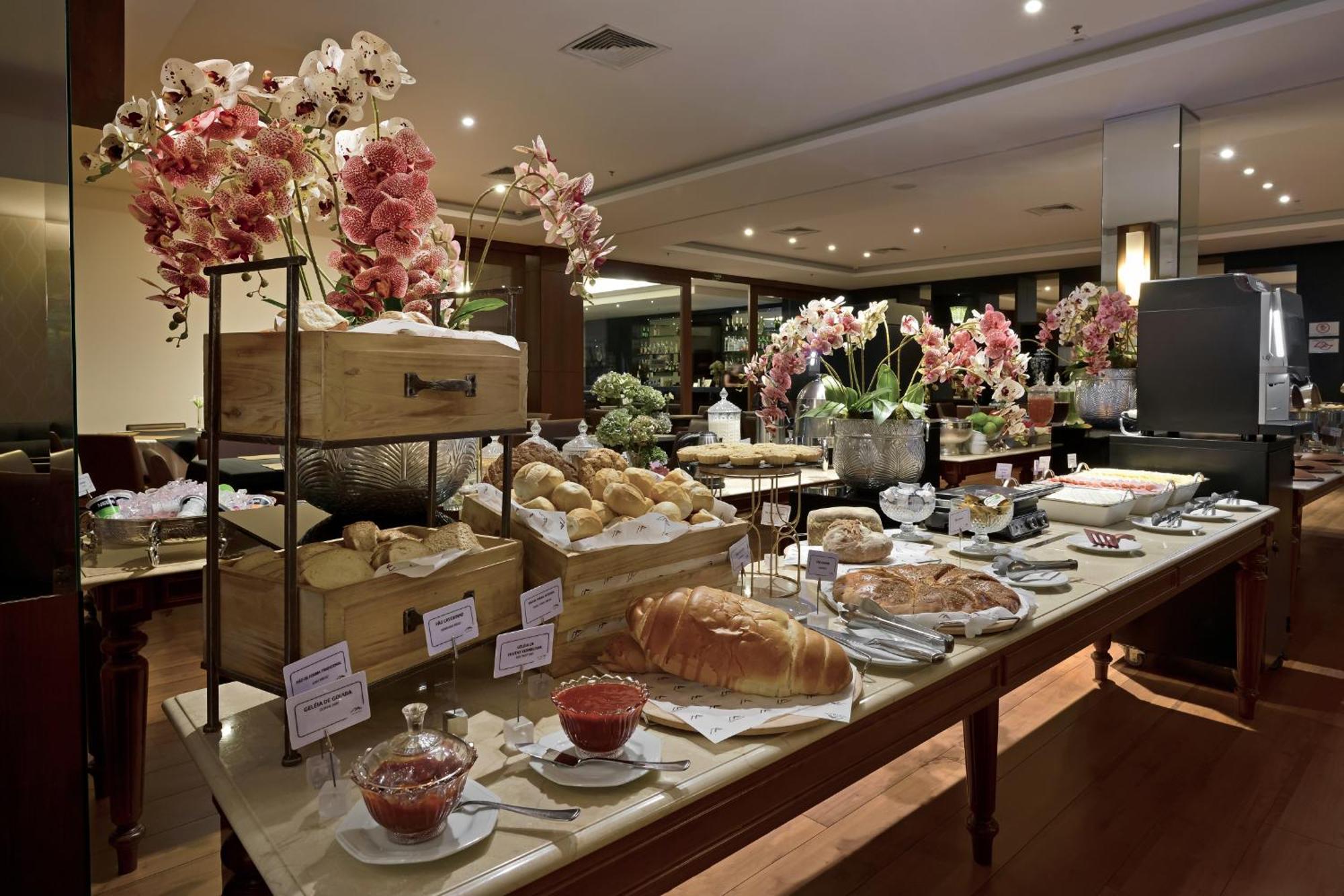 Hotel Mont Blanc Premium 리베이라오프레토 외부 사진 A buffet at a hotel
