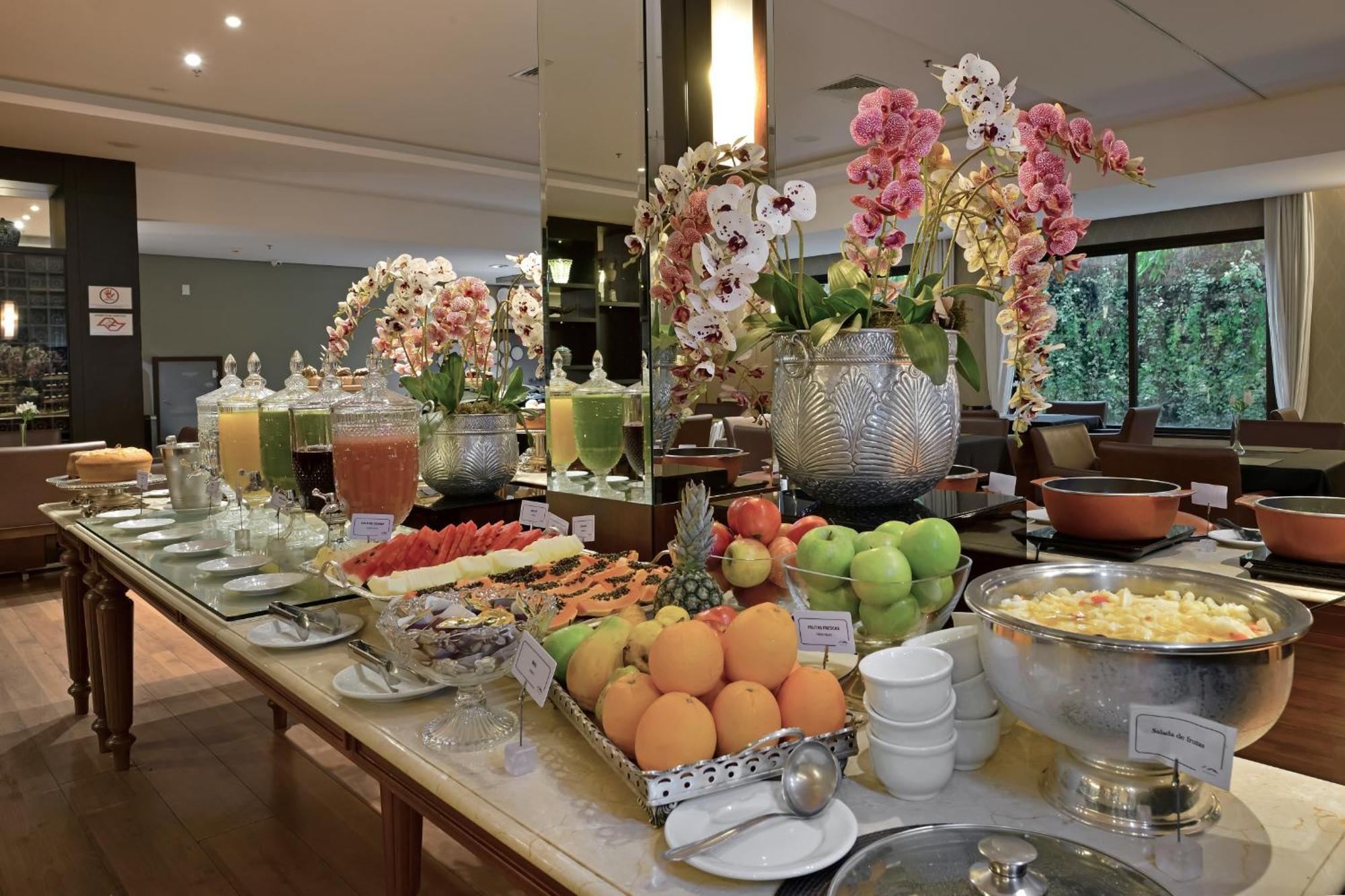 Hotel Mont Blanc Premium 리베이라오프레토 외부 사진 A fruit buffet