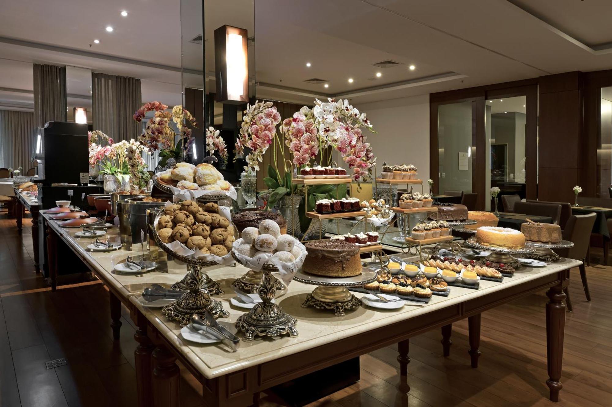 Hotel Mont Blanc Premium 리베이라오프레토 외부 사진 A dessert table at a wedding reception