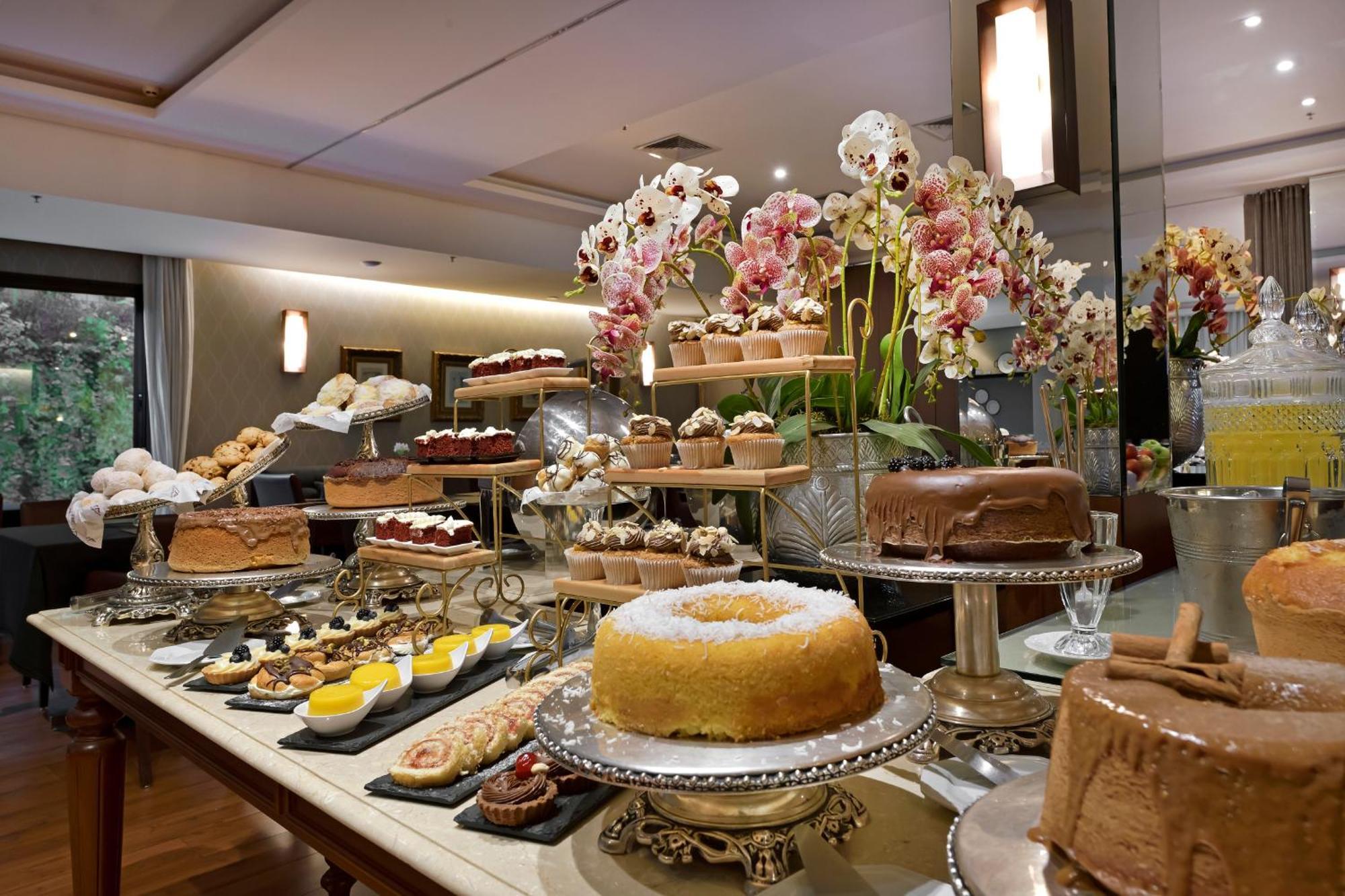 Hotel Mont Blanc Premium 리베이라오프레토 외부 사진 A dessert buffet