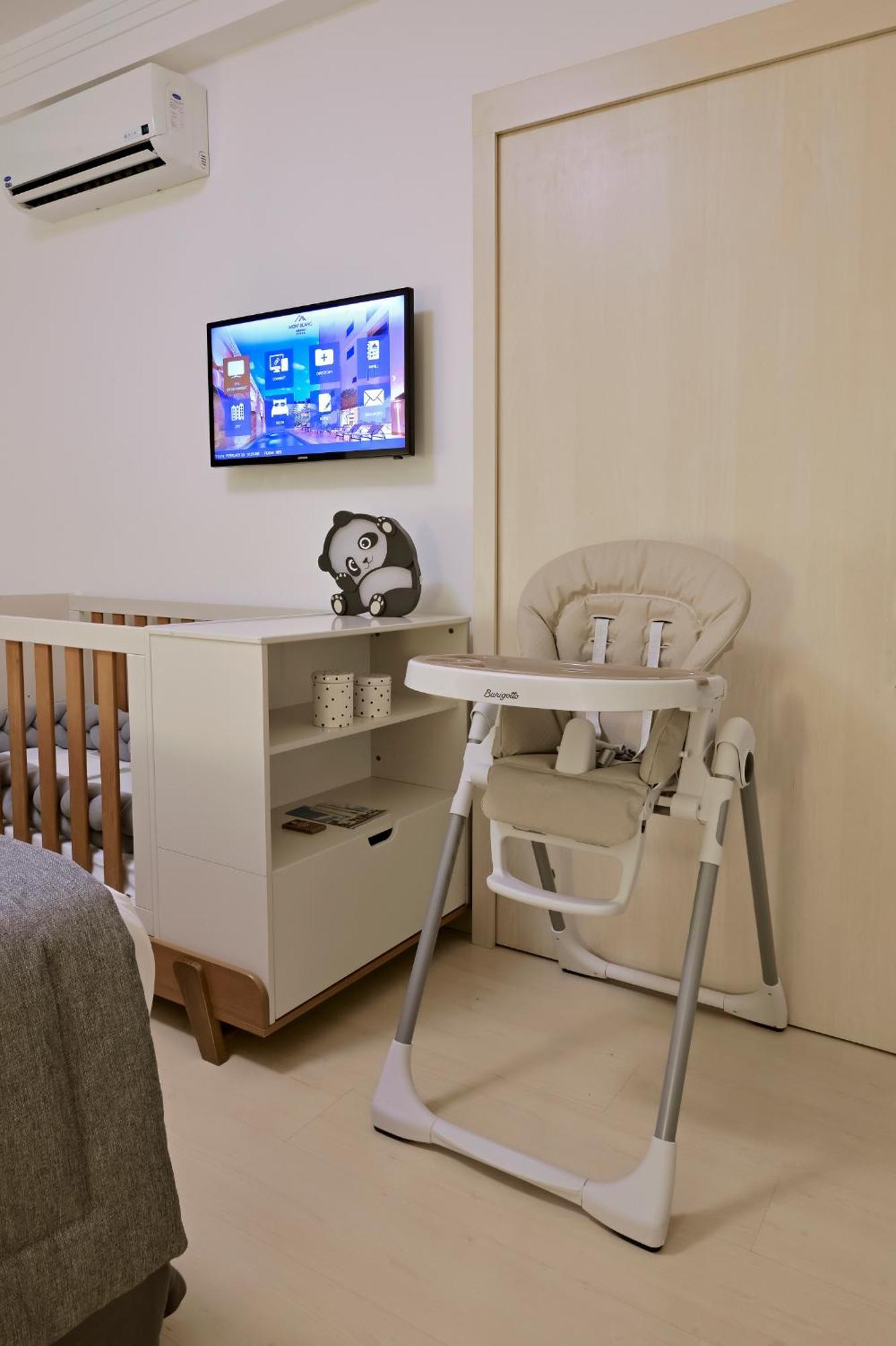Hotel Mont Blanc Premium 리베이라오프레토 객실 사진 A high chair