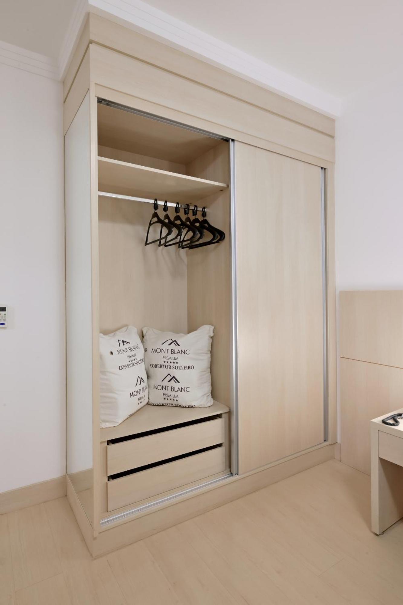 Hotel Mont Blanc Premium 리베이라오프레토 객실 사진 A sliding wardrobe